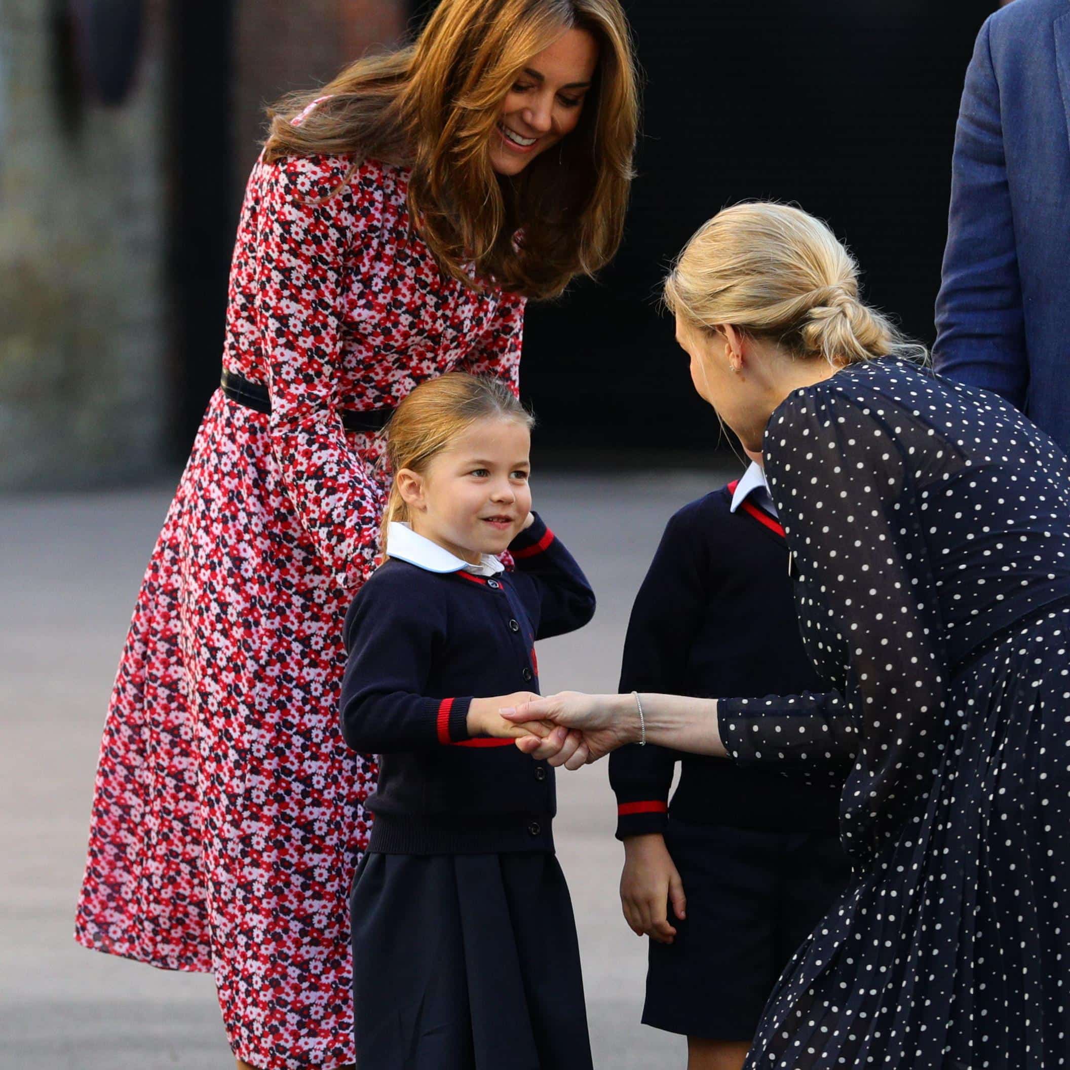 Princezu Šarlot dočekuje jedna od učiteljica iz škole Tomas Baters 2019. godine