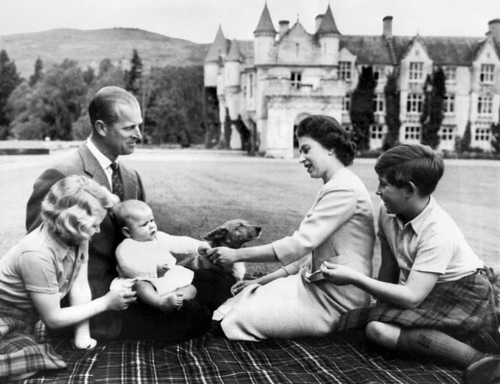 Kraljica i princ Filip sa decom - princezom Anom, princem Endujem i princom Čarlsom u Balmoralu 1960. godine