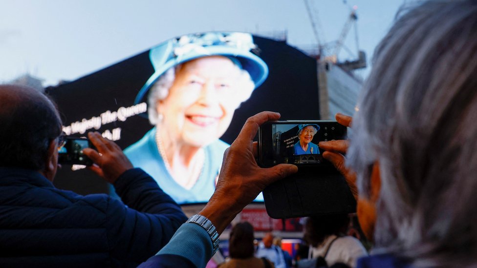 Fotografija kraljice Elizabete Druge na trgu Pikadili