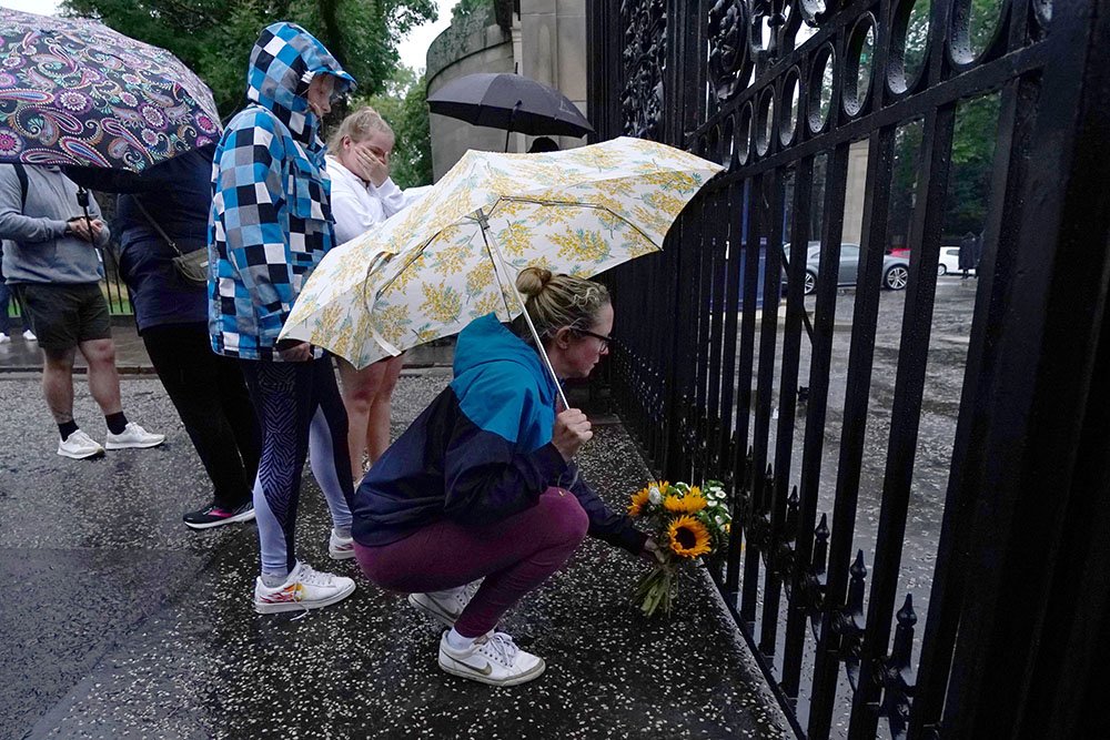 Ljudi ostavljaju cveće na kapiji ispred palate Holirud u Edinburgu