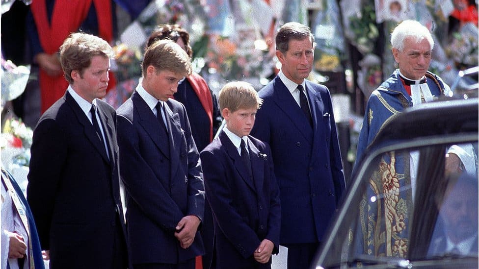 Sahrana princeze Dajane, a pored kovčega stoje Kralj Čarls Treći, Erl Spenser, prinčevi Hari i Vilijam i princ Filip