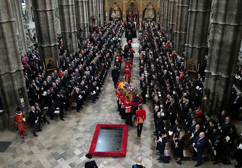 Pripadnici Grenadirske garde nose kovčeg sa telom kraljice