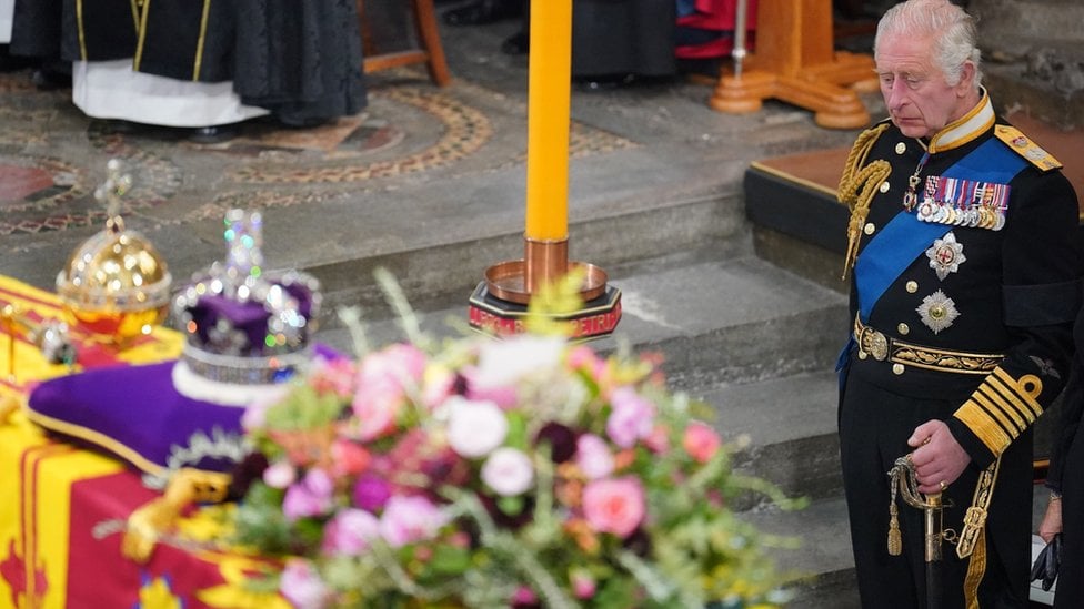 Kralj Čarls Treći ispred kovčega sa telom kraljice Elizabete Druge