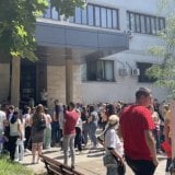 Dekan i prodekani Medicinskog fakulteta u Nišu apelovali da se studentska okupljanja ne politizuju: Polovina njih podržala izbornu listu čiji je nosilac Aleksandar Vučić 9