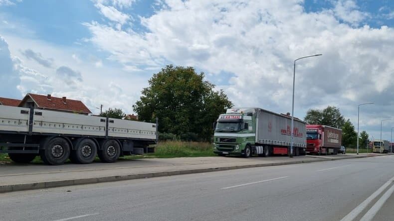 Kamioni zauzeli trotoare i biciklističke staze na leskovačkom bulevaru 1