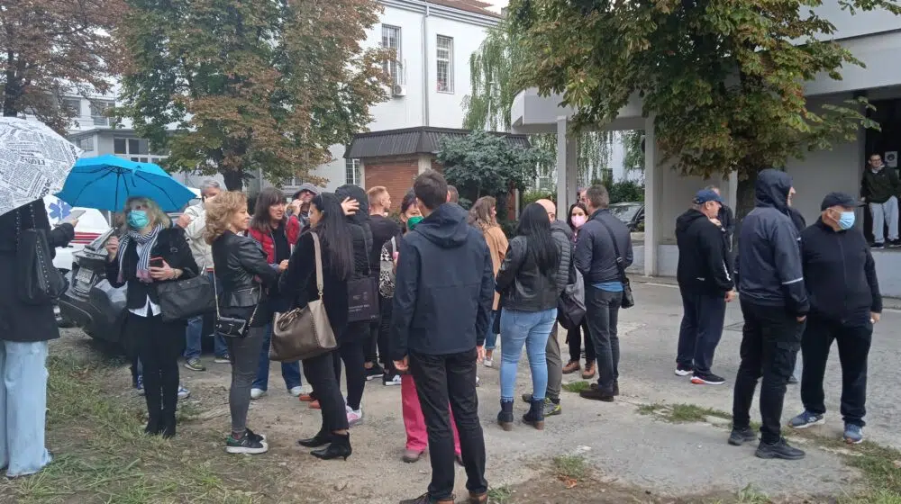 Sukob između radnika obezbeđenja i štrajkača pred generalni štrajk u klinici Laza Lazarević 1