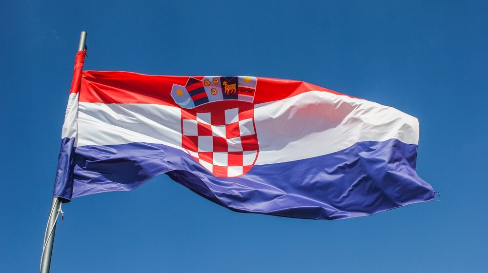 Hrvatski Jutarnji list: Misterija muškaraca sa amblemima zastave Srbije u Vukovaru 1