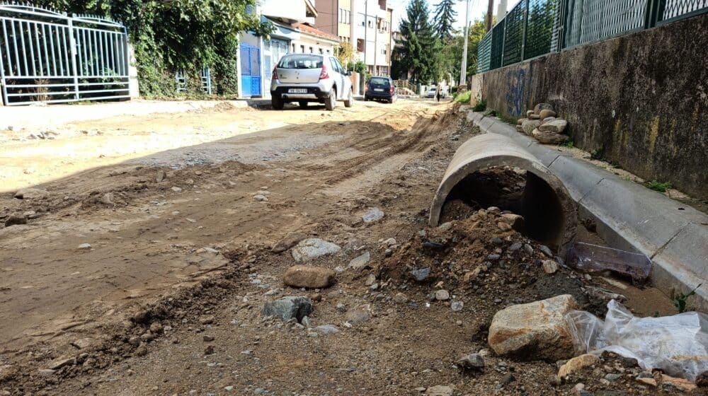 "Svi su bar jednom izvrnuli zglob": Stanovnici Makedonske ulice u Vranju hodaju po blatu i zemlji 1