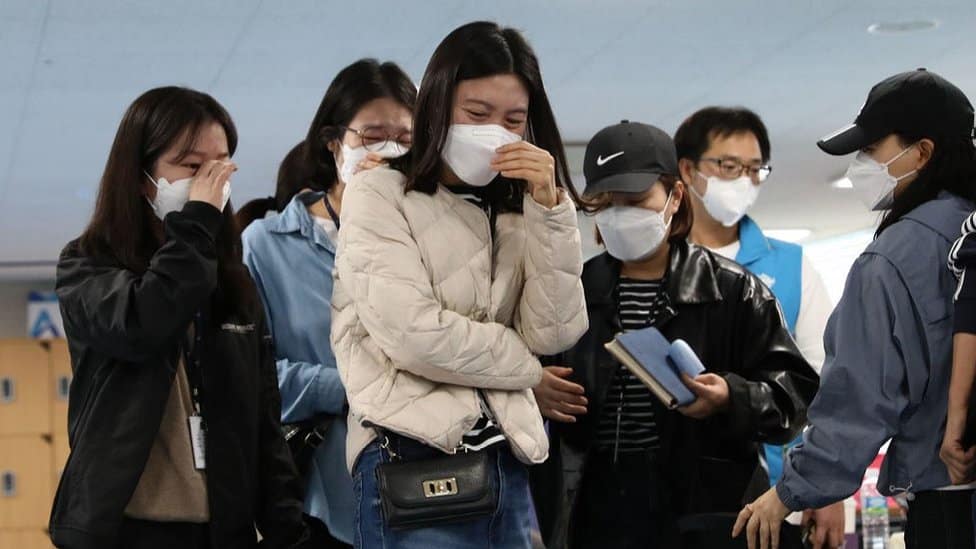 Seoul - grieving relatives, 30 Oct 22