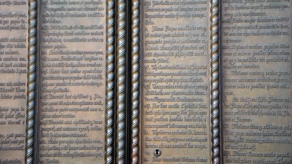 U vrata dvorske crkve sada je urezano Luterovih 95 teza