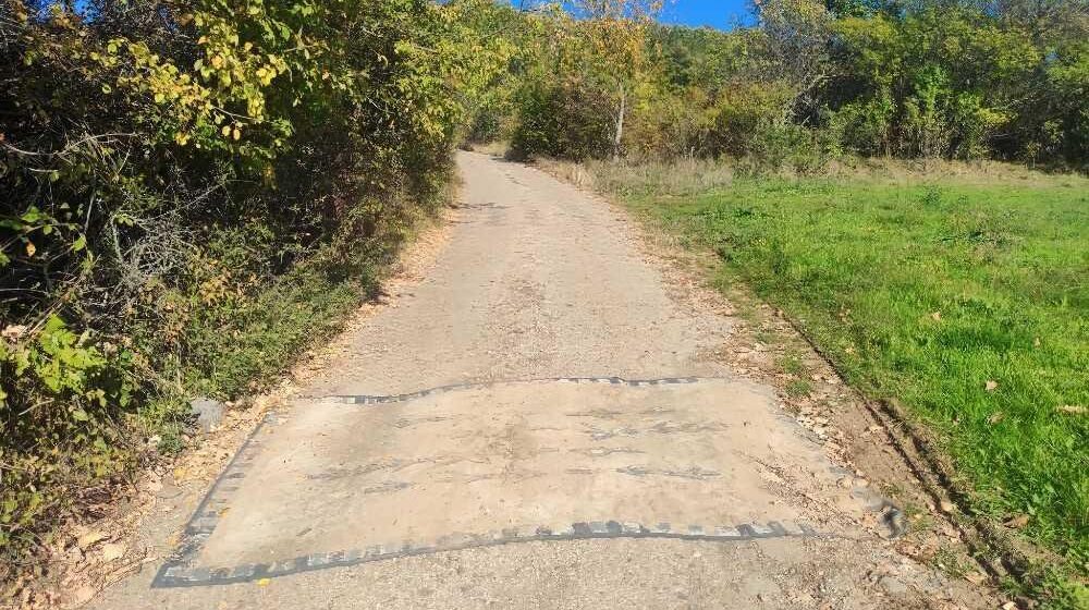 Kako su meštani sela kraj Niša "okrpili" rupe na putu: Gurnuli su ih pod tepih 1