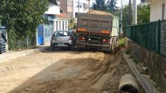 "Svi su bar jednom izvrnuli zglob": Stanovnici Makedonske ulice u Vranju hodaju po blatu i zemlji 9
