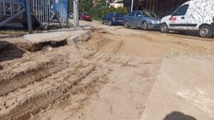 "Svi su bar jednom izvrnuli zglob": Stanovnici Makedonske ulice u Vranju hodaju po blatu i zemlji 2