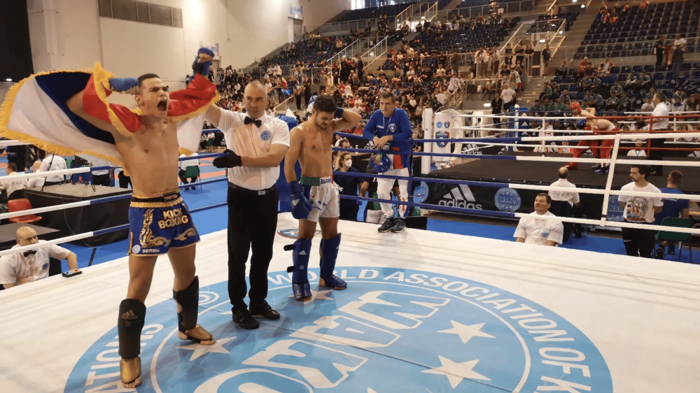 Nessun avversario è sopravvissuto al primo turno: un adolescente di Kragujevac diventa campione del mondo di kickboxing – Sport