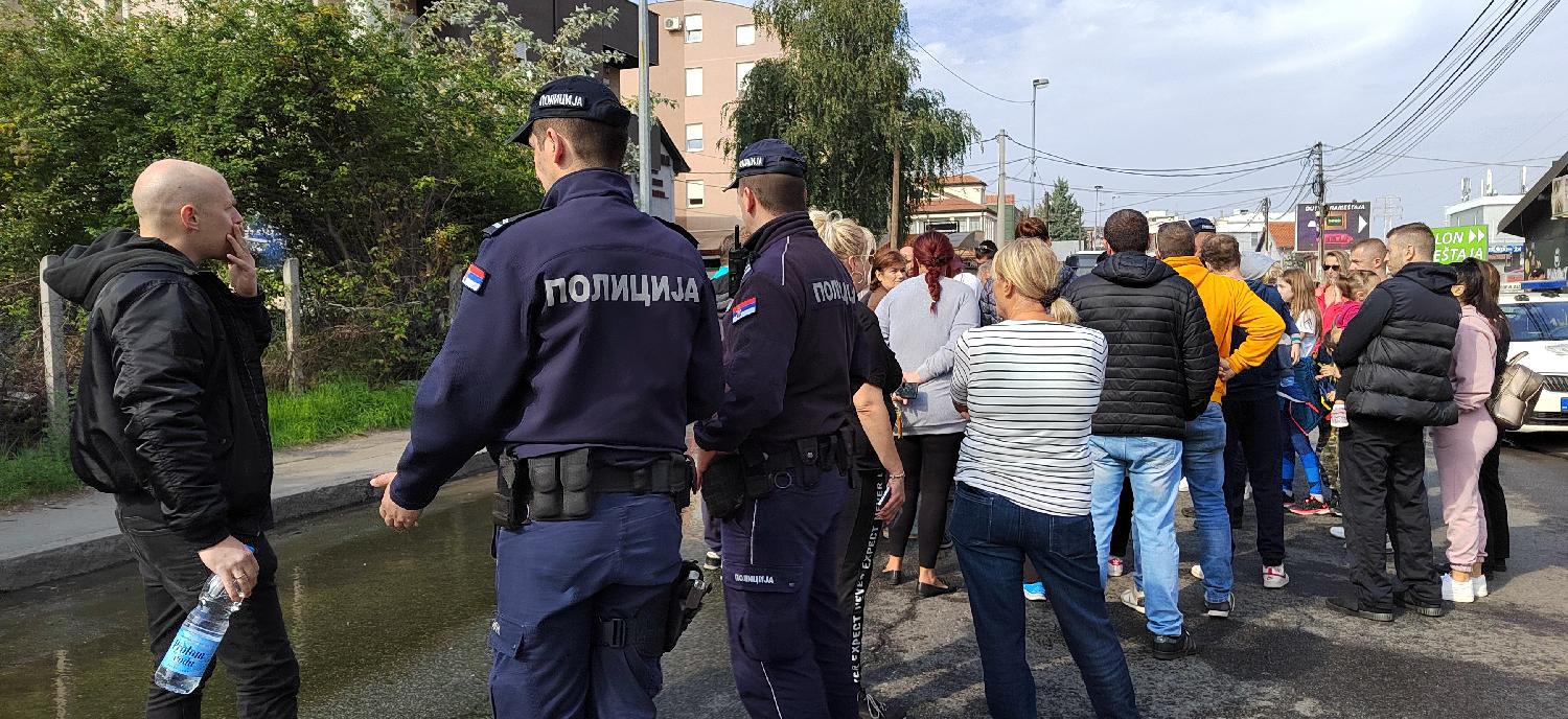 Stanari u Mirijevu blokirali Ulicu Jovanke Radaković, mesecima muku muče sa fekalijama, protest nastavljaju i u ponedeljak 2