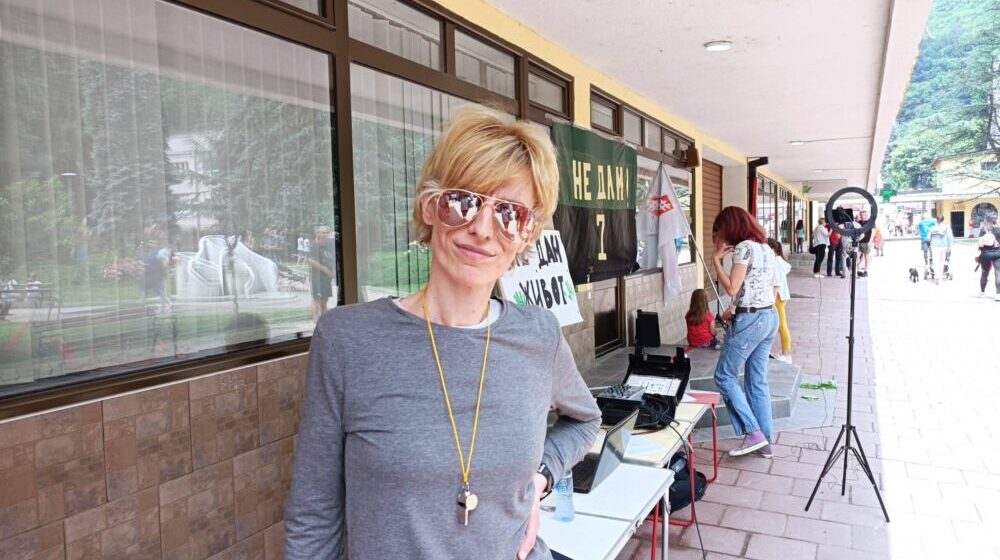 “Najbitnije da se on samo vrati, pošto nemam poverenja ni u policiju ni u sud”: Supruga privedenog aktiviste sa Starice, Irena Barbulović, govori za Danas 1