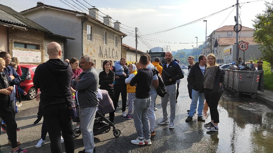 Stanari u Mirijevu blokirali Ulicu Jovanke Radaković, mesecima muku muče sa fekalijama, protest nastavljaju i u ponedeljak 1
