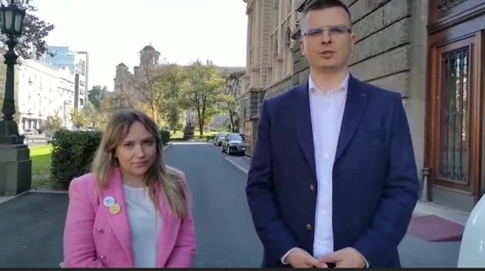 Parandilović u Skupštini primio aktivistkinje "Kreni-Promeni", zabranjeno im obraćanje medijima u holu 1