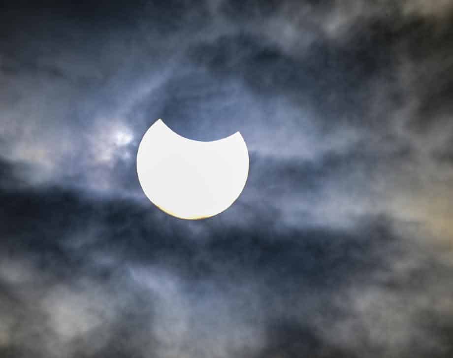 Kako je izgledalo delimično pomračenje sunca u Poljskoj, Turskoj, Britaniji...? (FOTO) 5