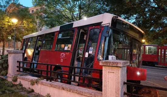 Gradski autobus oštetio više parkiranih automobila u Beogradu (VIDEO) 6