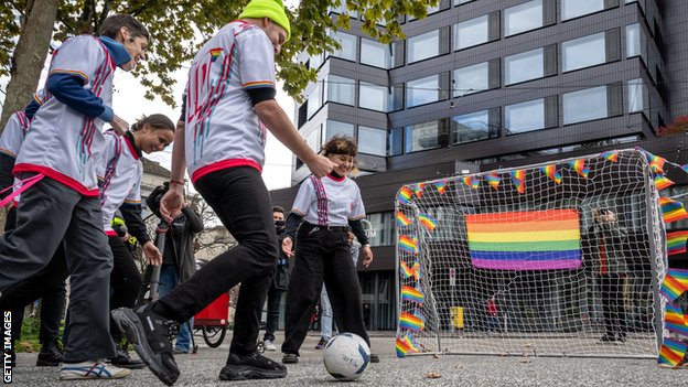LGBTQ+ aktivisti protestuju protiv Svetskog prvenstva ispred FIFA muzeja u Cirihu