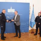 Novosadski gradonačelnik nagradio policajce koji su rasvetlili krađe na brzoj pruzi Beograd - Novi Sad 9