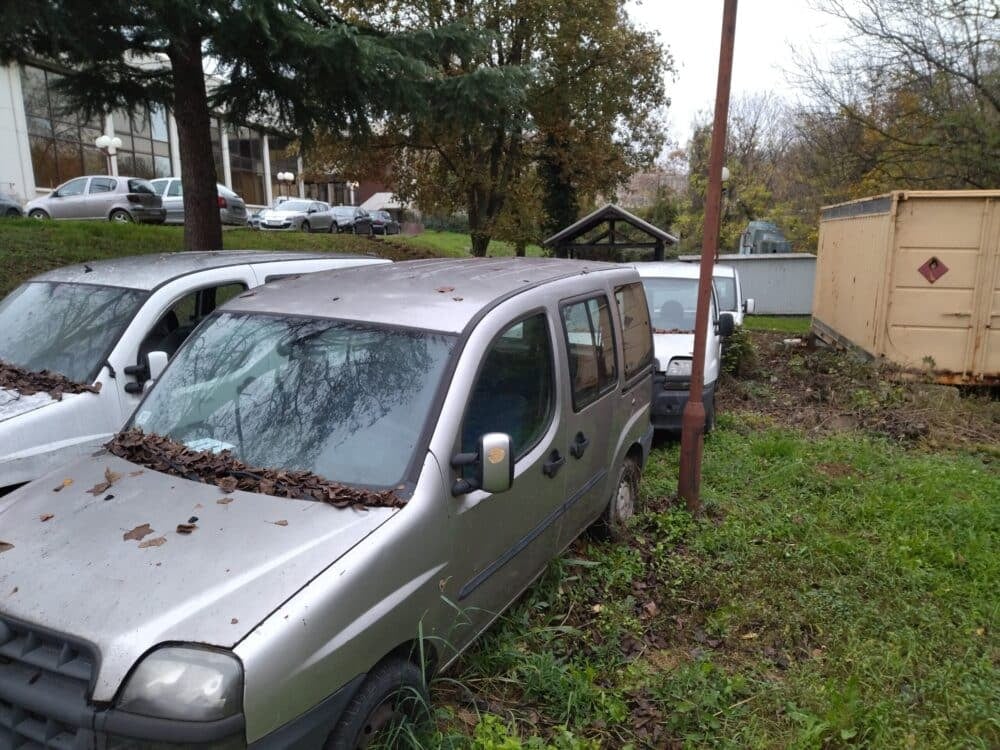 "Za delove ili auto otpad": Reporter Danasa proverio u kakvom su stanju vozila koja je RTS stavio na aukciju (FOTO) 3