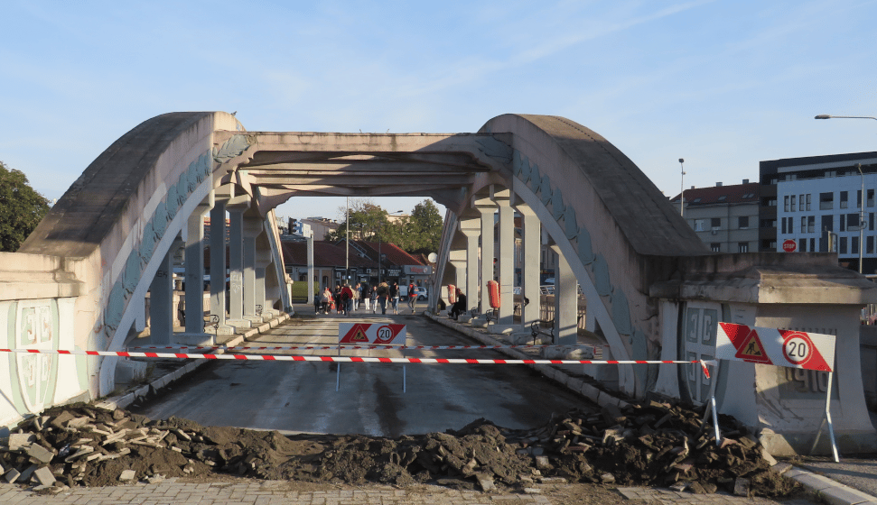 Rekonstrukcija podloge Kamenog mosta kod „Zastavinog sata u Kragujevcu 1