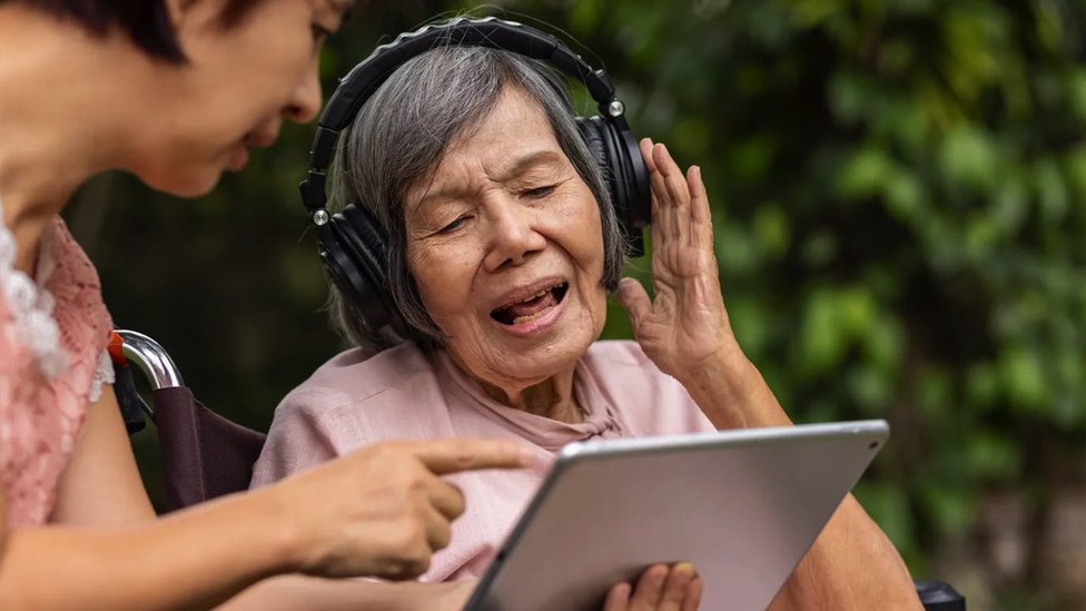 I muzika se često koristi kao jedan vid terapije za pacijente sa demencijom jer može da nanovo probudi memoriju