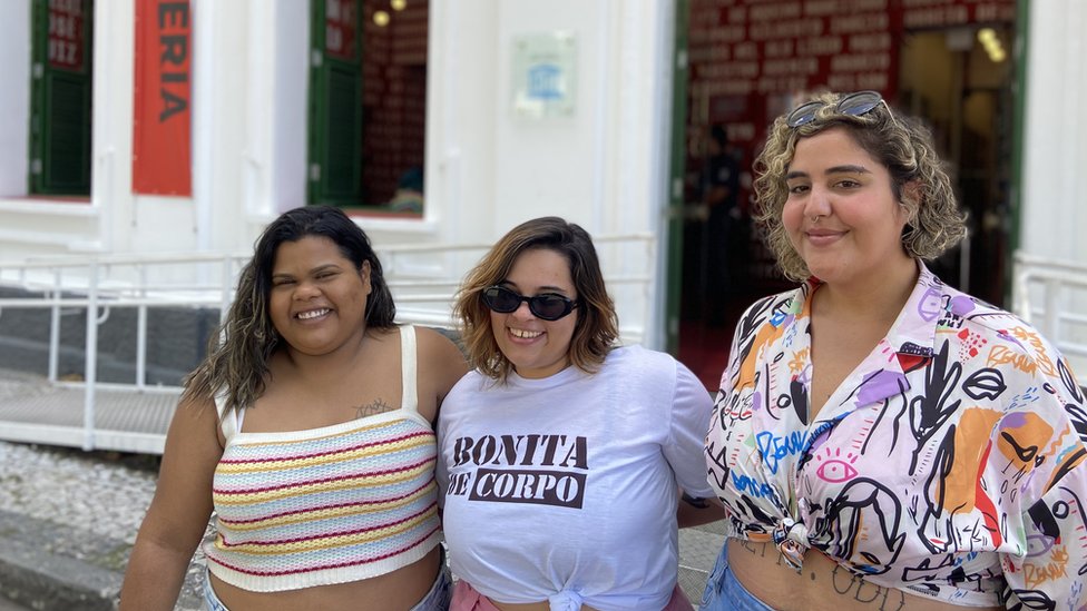 Aline Sales, Thamires Lima e Carol Stadtler (right), from the campaigning group Bonita de Corpo