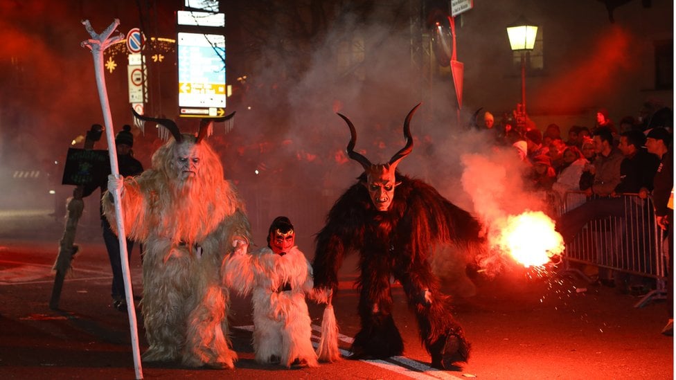 Pessoas fantasiadas de Krampus