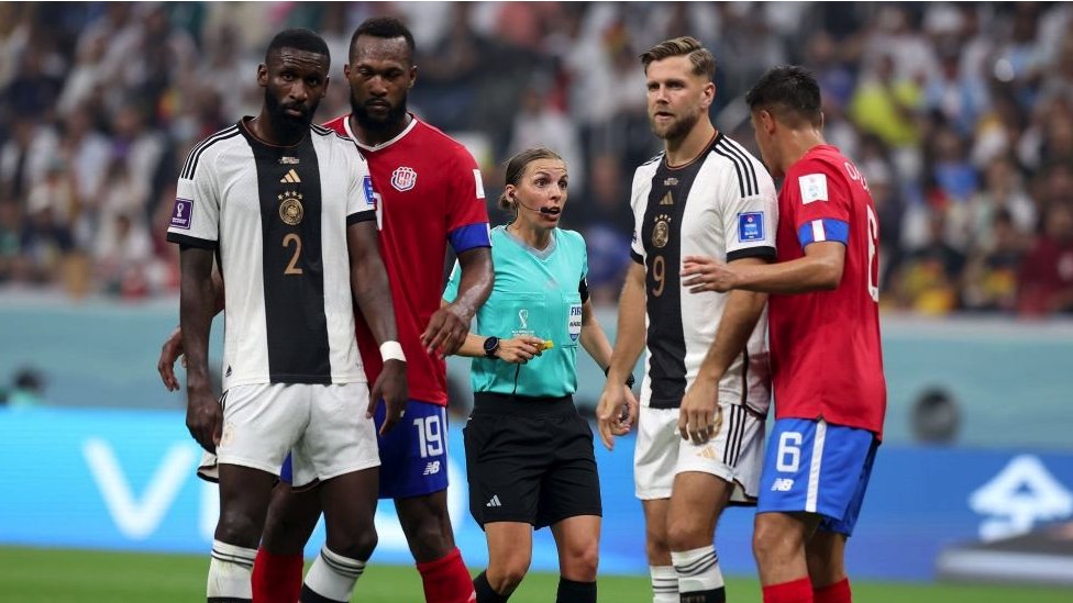 French woman referee Stephanie Frappart talks to players from Germany and Costa Rica