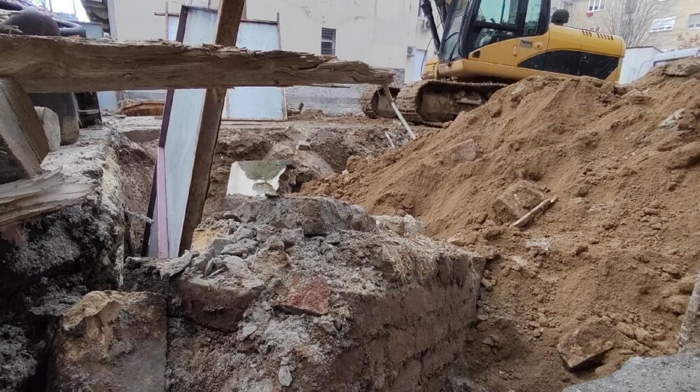 Građevinska inspekcija preuzela slučaj urušavanja dela betonskog zida u ulici Prote Mateje 1