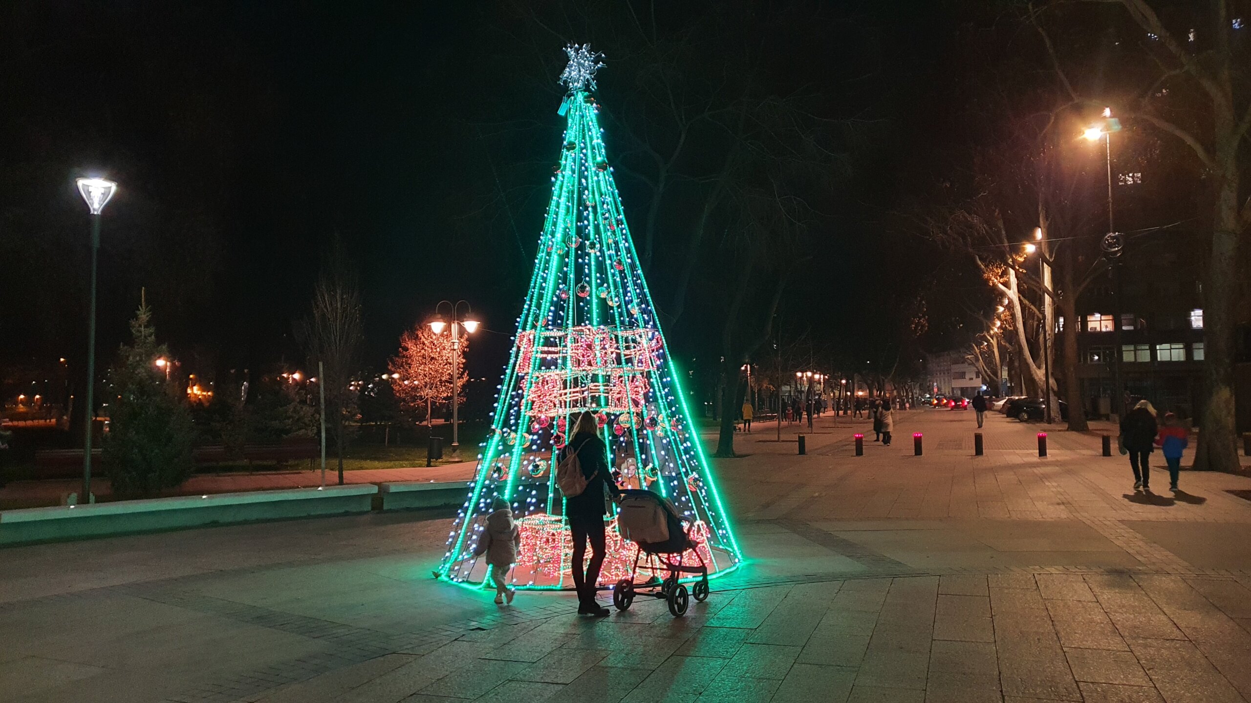 Kako izledaju novogodišnje jelke na gradskim trgovima u Srbiji? (FOTO) 14