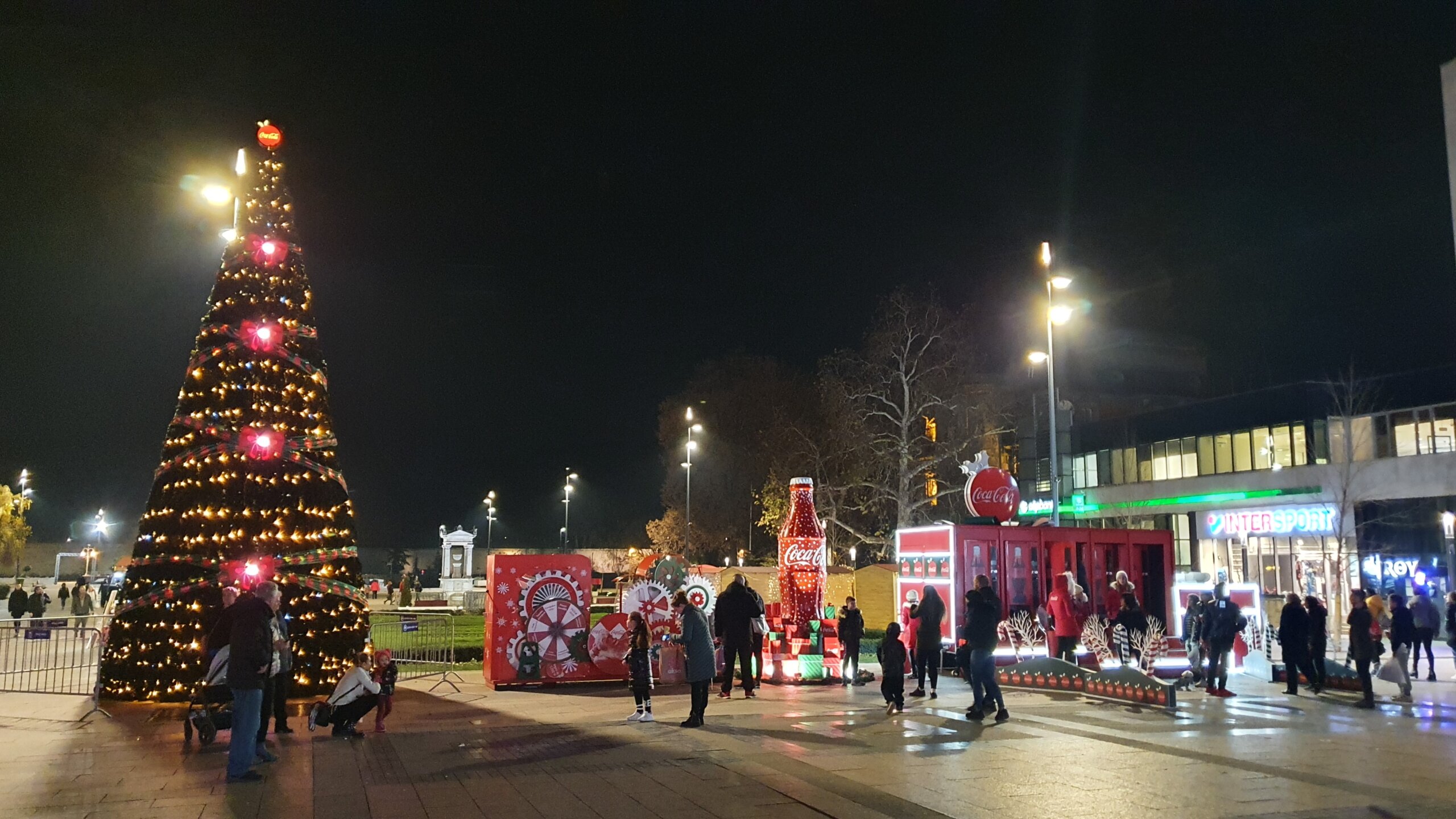 Kako izledaju novogodišnje jelke na gradskim trgovima u Srbiji? (FOTO) 13