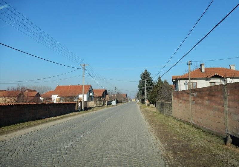 Polomljen prozor na školi u selu Strojkovce kod Leskovca, deca vraćena kućama 1