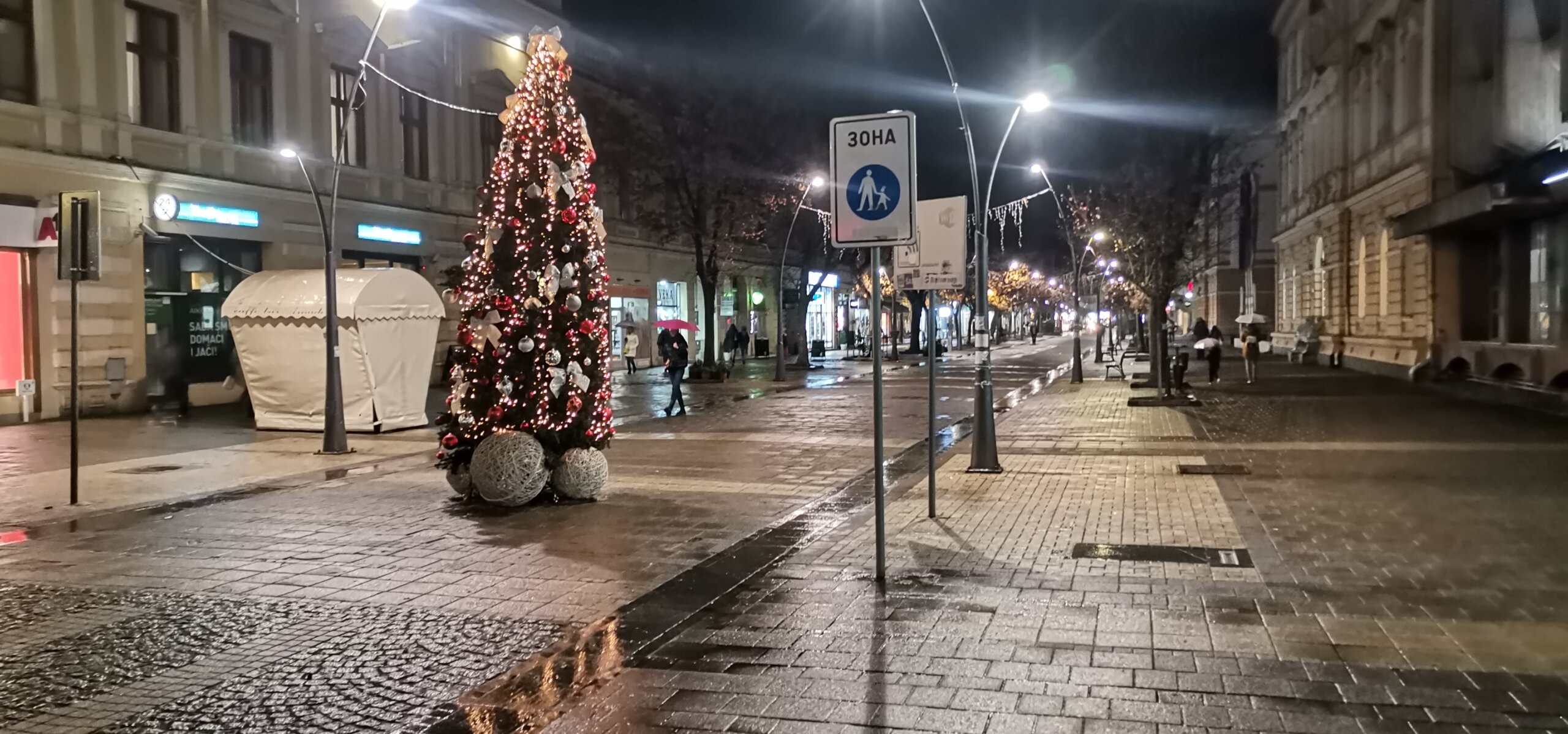 Kako izledaju novogodišnje jelke na gradskim trgovima u Srbiji? (FOTO) 9