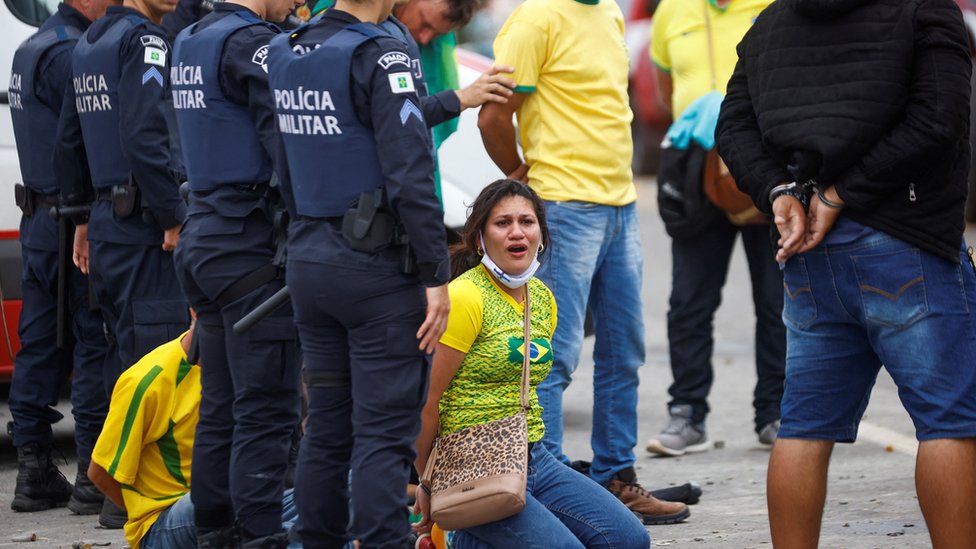 Police arrest demonstrators outside the Congress building