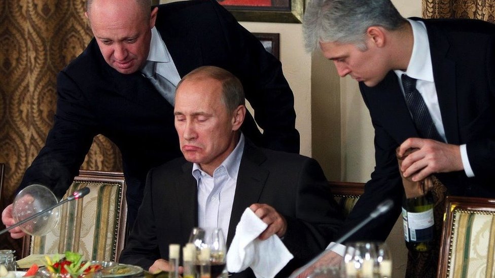 Yevgeny Prigozhin serves dinner to President Putin at the exclusive Cheval Blanc restaurant outside Moscow, Russia, on November 11, 2011