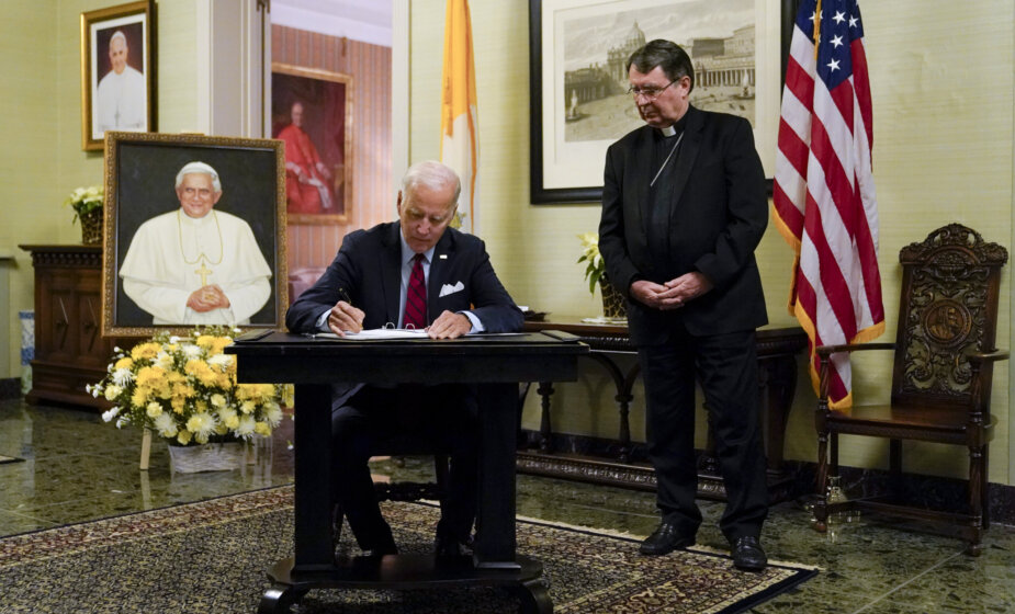 Bajden se u Vašingtonu upisao u knjigu žalosti povodom smrti Benedikta XVI 1