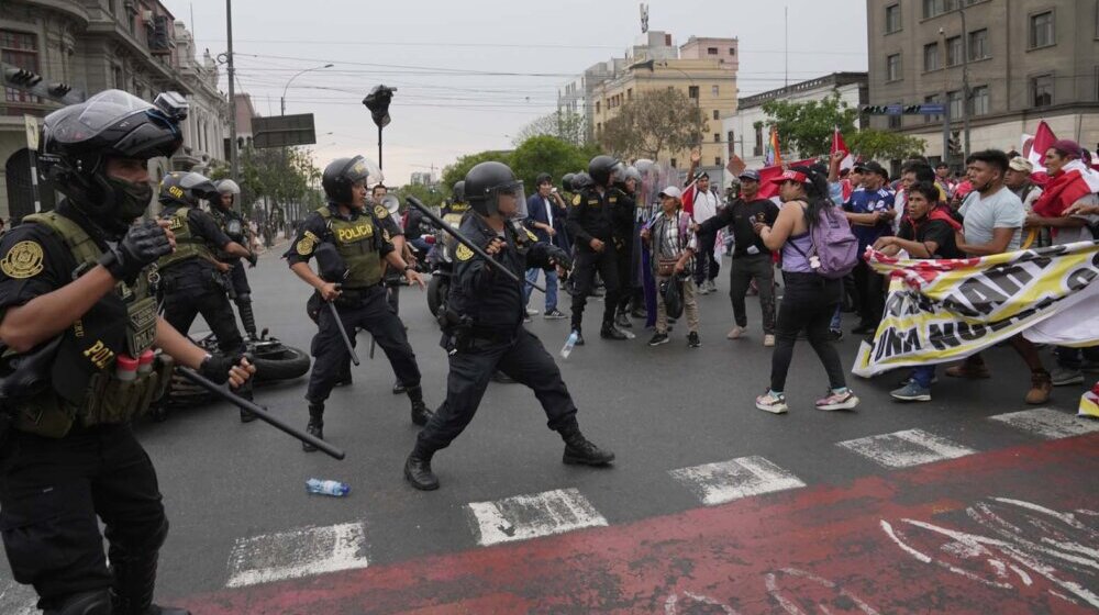 Masovni protesti u Limi, grad obavijen dimom i suzavcem 1