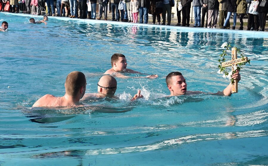 U Ćupriji se za Časni krst pliva na bazenu hotela 1