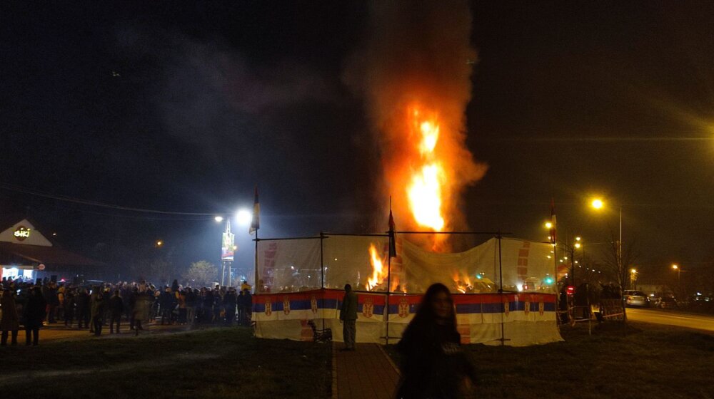 (VIDEO) Na Klisi u Novom Sadu zapaljena velika lomača za Badnje veče 1