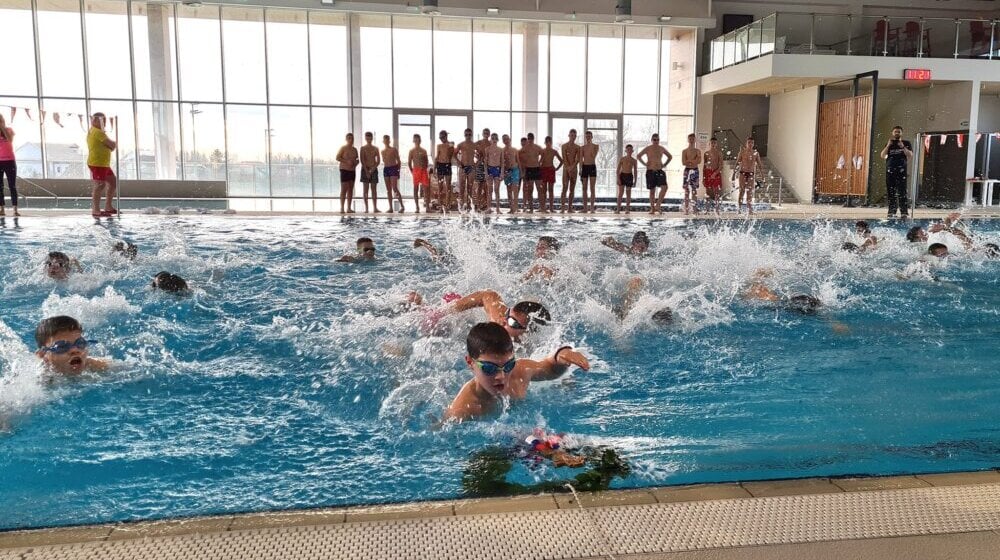 Mitrovački učenici po drugi put plivali za Časni krst na bazenu 1