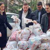 Studenti niškog Medicinskog fakulteta uručili poklon paketiće deci koja su na lečenju u Kliničkom centru 15