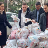 Studenti niškog Medicinskog fakulteta uručili poklon paketiće deci koja su na lečenju u Kliničkom centru 2