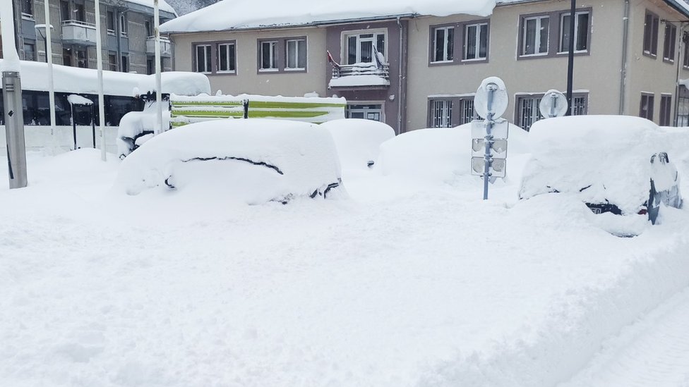 Zavejani automobili u Crnoj Travi