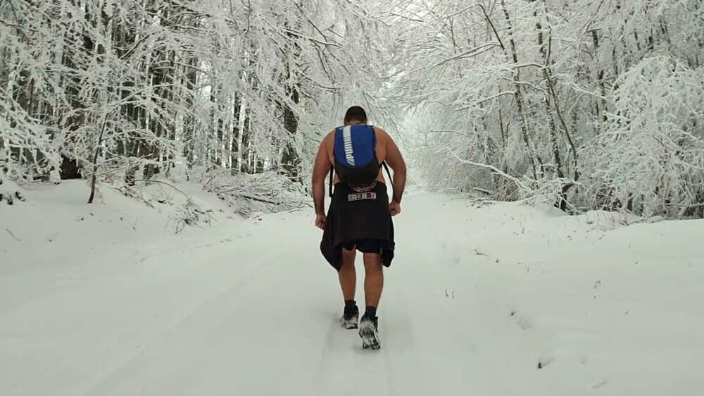"Hladnoću doživljavam kao nešto pozitivno": Vladimir iz Leskovca se u šortsu po snegu popeo na Radan 2