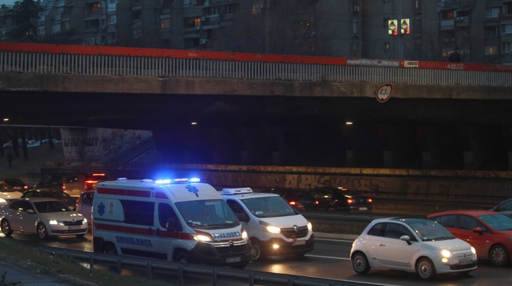 Teško povređen stariji muškarac dok je pretrčavao auto-put u Beogradu 1