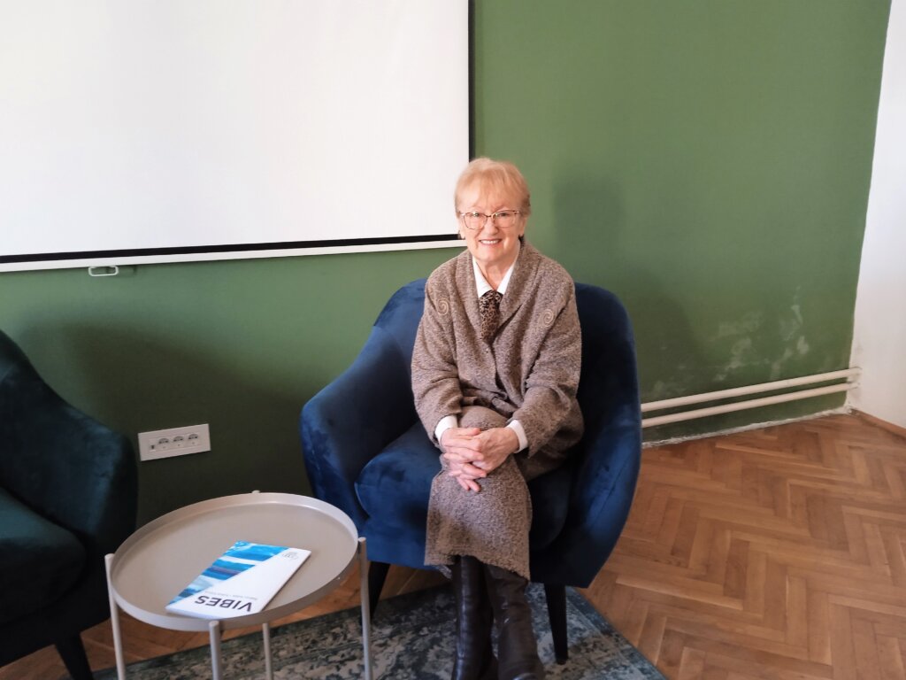 "Šta lepše mogu da doživim": Katica Čović u osmoj deceniji vodi posetioce kroz izložbe u Savremenoj galeriji Subotica 2
